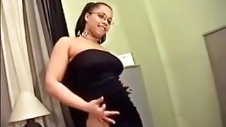 VERY SEXY CHUBBY WIFE SHOWS OFF
