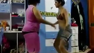 arab's mom & NOT her daughter dance
